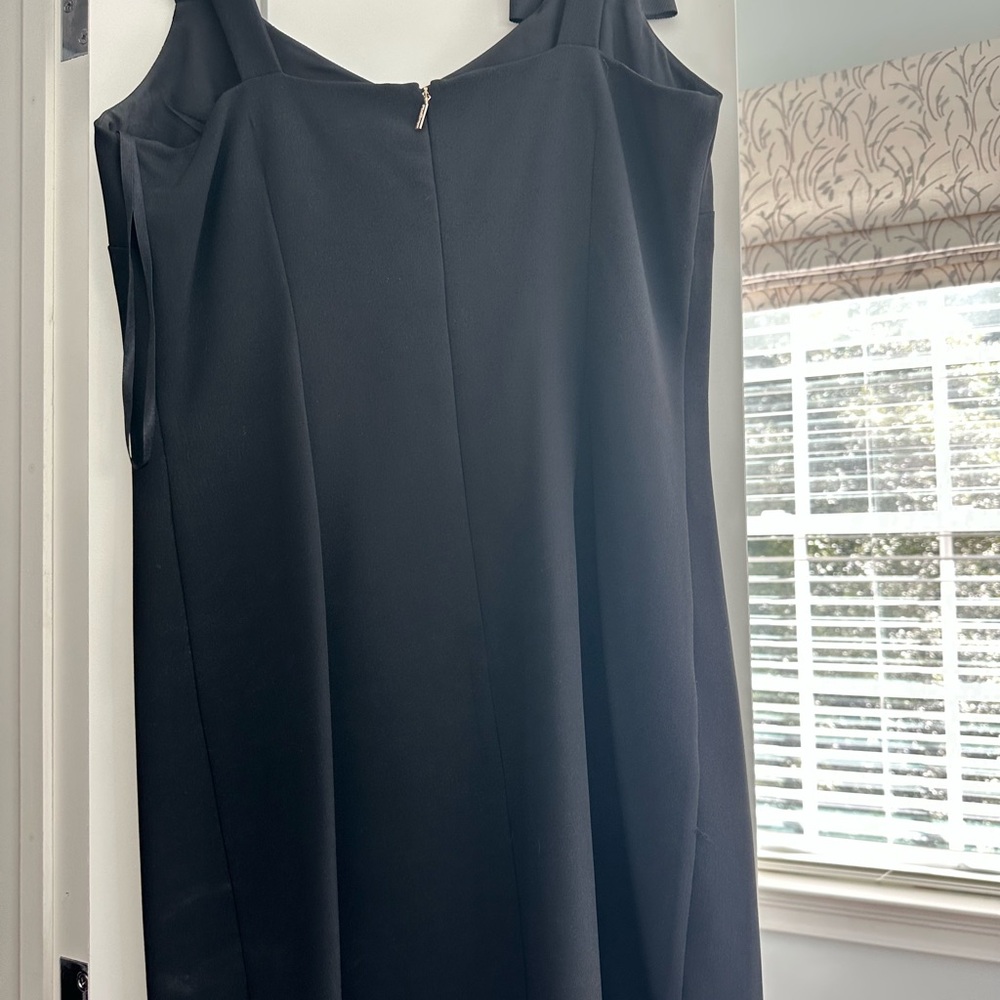 Elegant Black Dress with Bow Detail - Picture 3 of 4